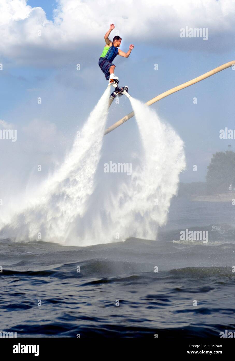 Rocket man fliegt auf einem Jet Fly Board am Lake Arlington, Texas. Stockfoto