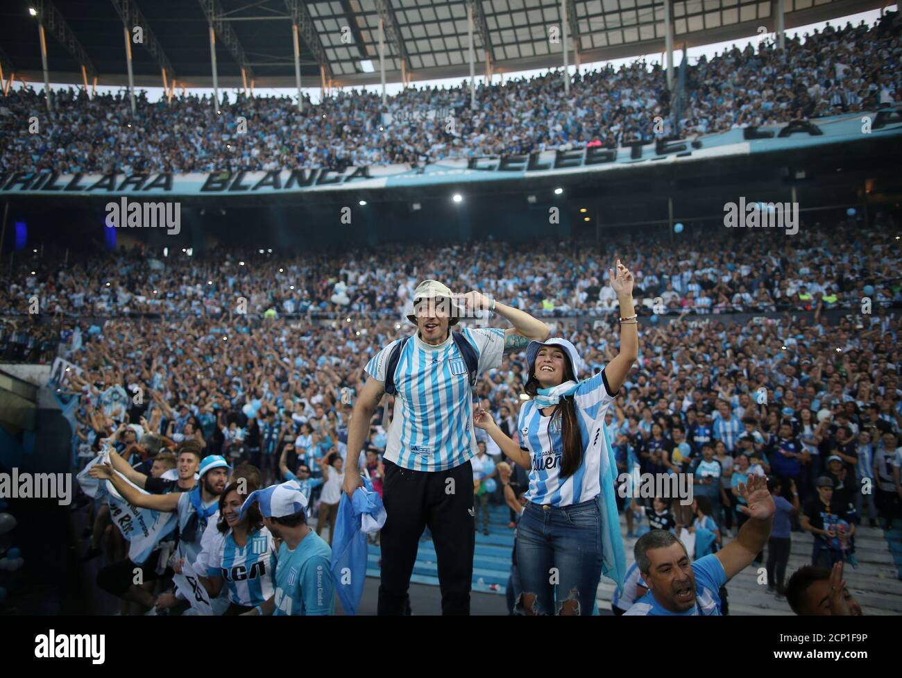 Fussball Argentinien Meisterschaft Racing Club V Defensa Y Justicia Presidente Peron Stadion Buenos Aires Argentinien 7 April 2019 Racing Club Fans Vor Dem Spiel Reuters Agustin Marcarian Stockfotografie Alamy