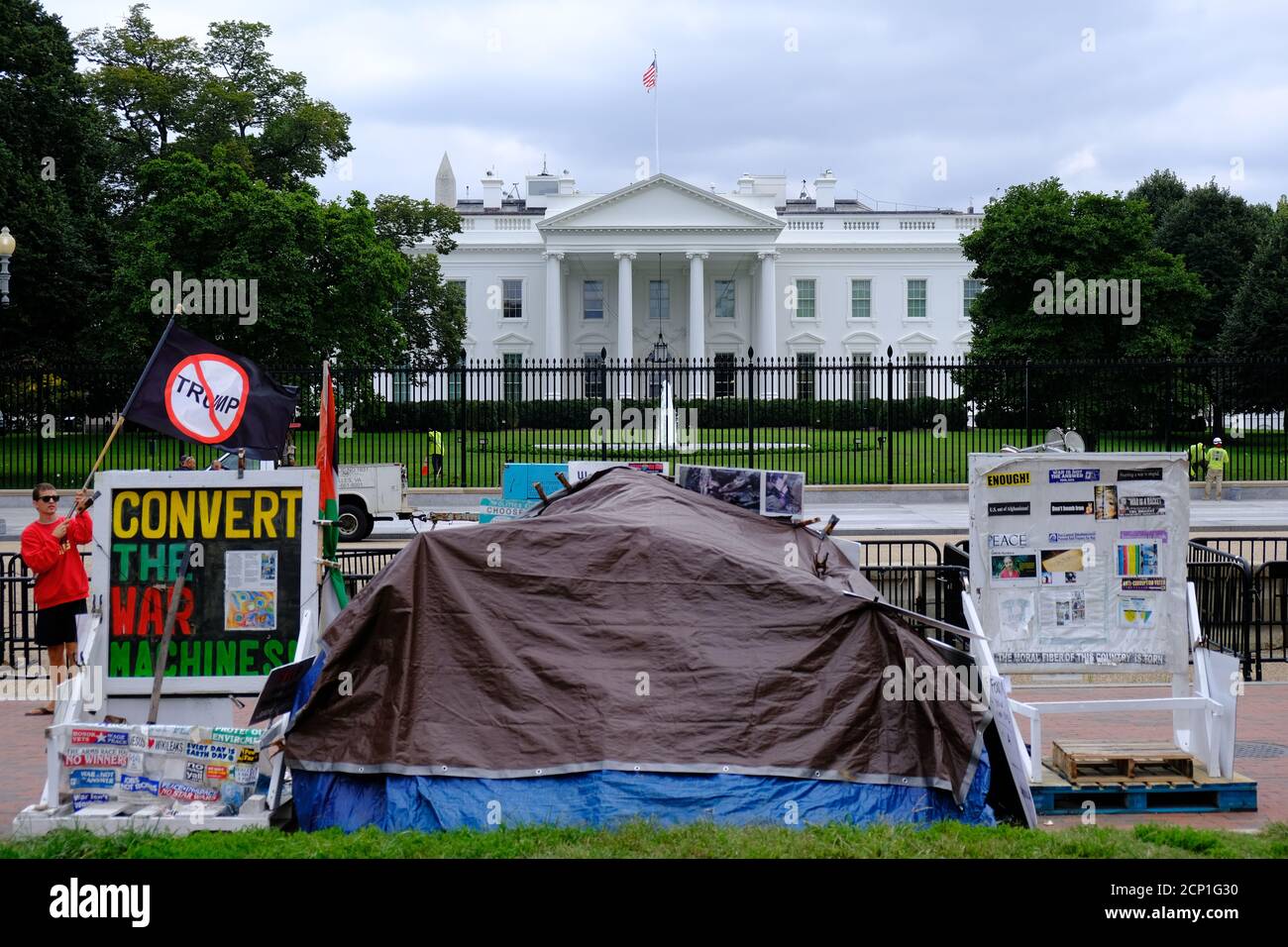 Ein Zelt mit verschiedenen Protestschildern vor dem Weißen Haus am Tag der Belagerung des Weißen Hauses sollte stattfinden, wurde aber abgesagt. Stockfoto