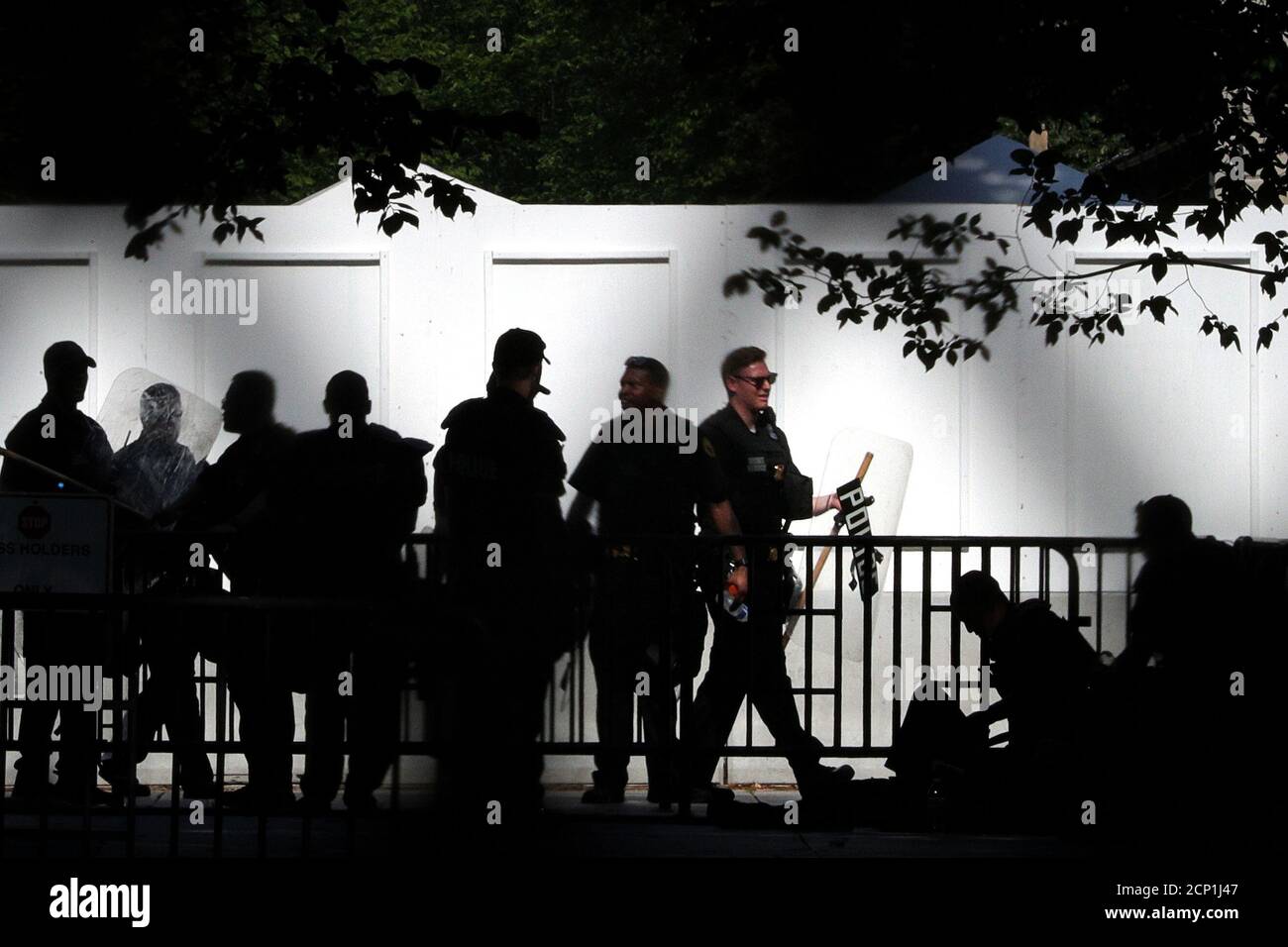 United States Secret Service Offiziere werden silhouetted Tragen Riot  Schutzausrüstung außerhalb des Nordwest-Weißen Haus-Tor während einer  Kundgebung gegen den Tod in Minneapolis Polizeigewahrsam von George Floyd,  in der Nähe des Weißen Hauses