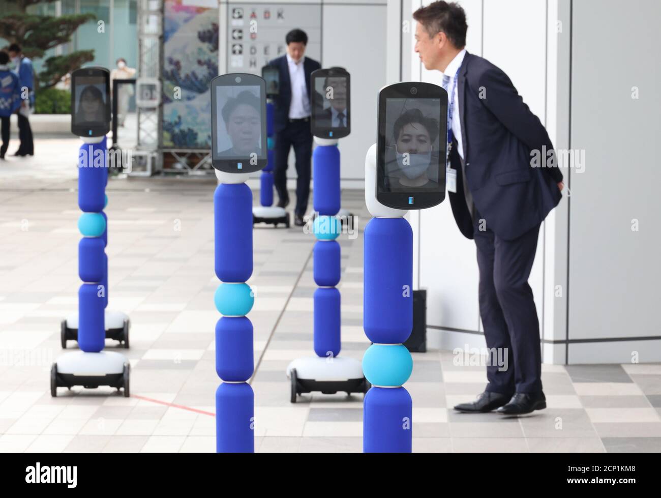 Tokio, Japan. September 2020. ANAS Tochtergesellschaft Avatar-in's Avatar-Roboter "newme" marschieren am Freitag, den 18. September 2020, bei einer Pressevorschau für das Smart-Robot-Projekt in der Haneda Innovation City in der Nähe des Haneda-Flughafens in Tokio. Quelle: Yoshio Tsunoda/AFLO/Alamy Live News Stockfoto