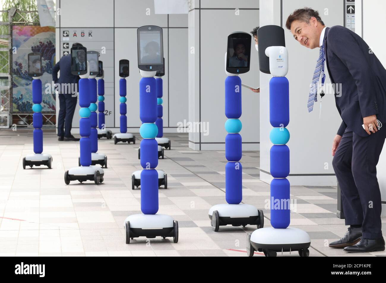 Tokio, Japan. September 2020. ANAS Tochtergesellschaft Avatar-in's Avatar-Roboter "newme" marschieren am Freitag, den 18. September 2020, bei einer Pressevorschau für das Smart-Robot-Projekt in der Haneda Innovation City in der Nähe des Haneda-Flughafens in Tokio. Quelle: Yoshio Tsunoda/AFLO/Alamy Live News Stockfoto