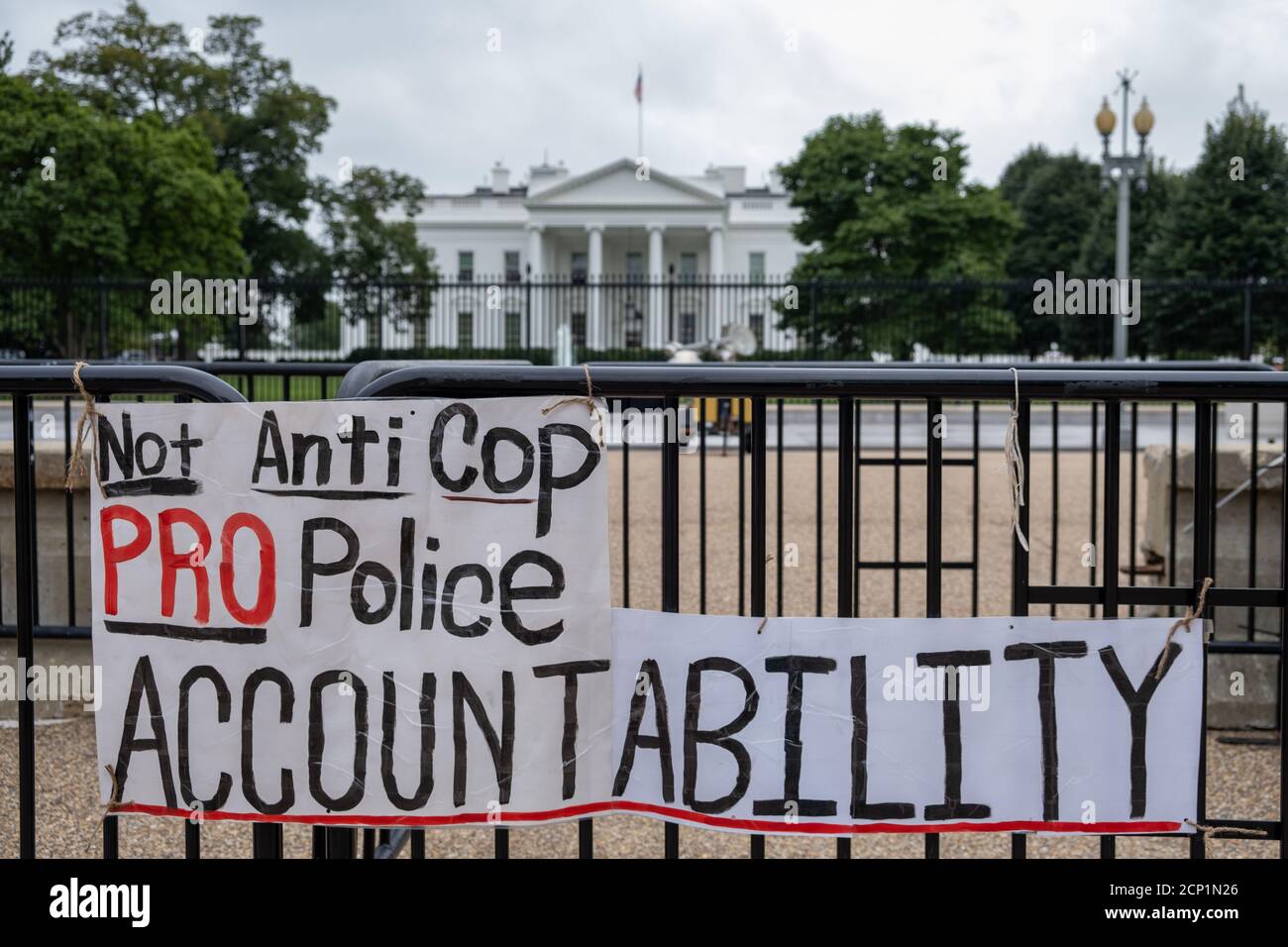 Polizeiprotestschild vor dem Weißen Haus an dem Tag, an dem die Belagerung des Weißen Hauses stattfinden sollte, aber abgesagt wurde. Stockfoto