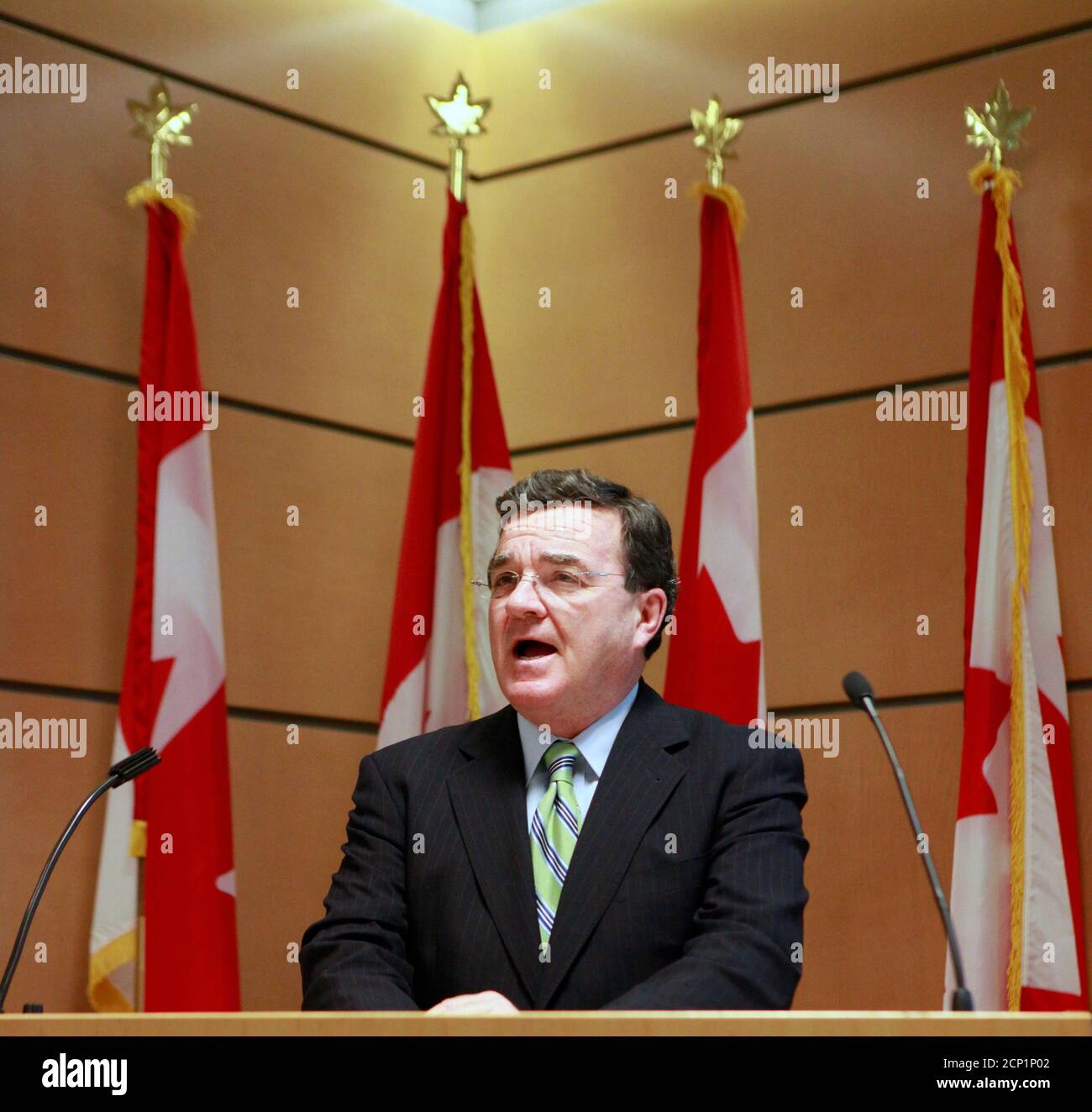 Kanadische Minister der Finanzen Jim Flaherty spricht bei der kanadischen Konsul in New York, vor dieser Woche G8 und G20-Gipfeln, 21. Juni 2010. REUTERS/Brendan McDermid (Vereinigte Staaten - Tags: BUSINESS-Politik) Stockfoto