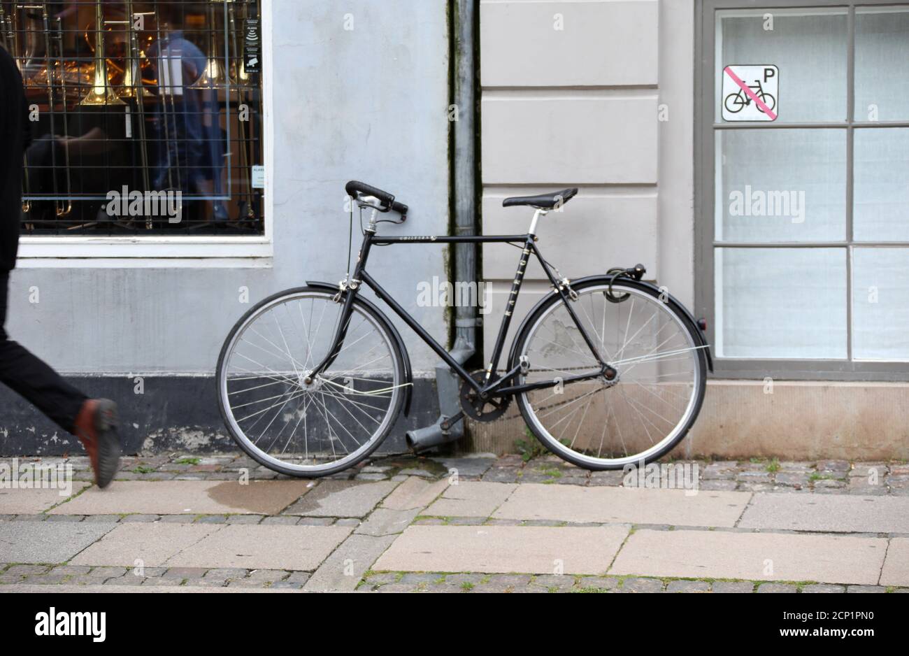 Fahrrad neben einem No-Bike-Schild in Dänemark geparkt Stockfoto