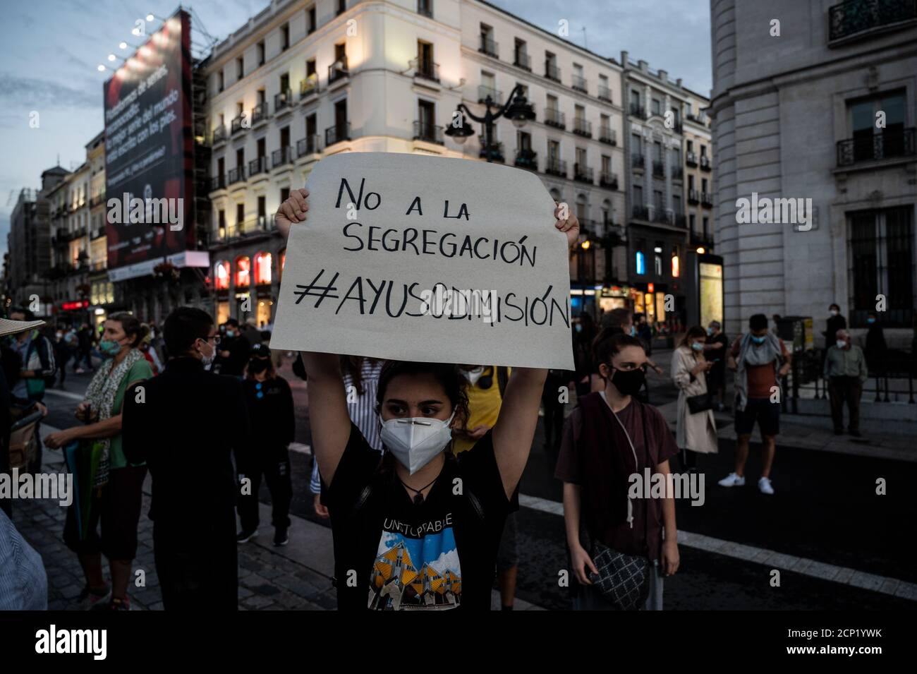 Madrid, Spanien. September 2020. Eine Frau hält ein Plakat mit der Aufschrift "Nein zur Segregation. Ayuso Resignation“. Auf dem Sol-Platz haben sich Menschen versammelt, um gegen die letzten Restriktionsmaßnahmen zu protestieren, die am kommenden Montag als Regionalpräsidentin der Gemeinschaft Madrid angewendet werden sollen. Isabel Diaz Ayuso kündigte heute an, die Ausbreitung des Coronavirus zu stoppen. Zu den Beschränkungsmaßnahmen gehören Mobilitätseinschränkungen in einigen Stadtteilen. Quelle: Marcos del Mazo/Alamy Live News Stockfoto