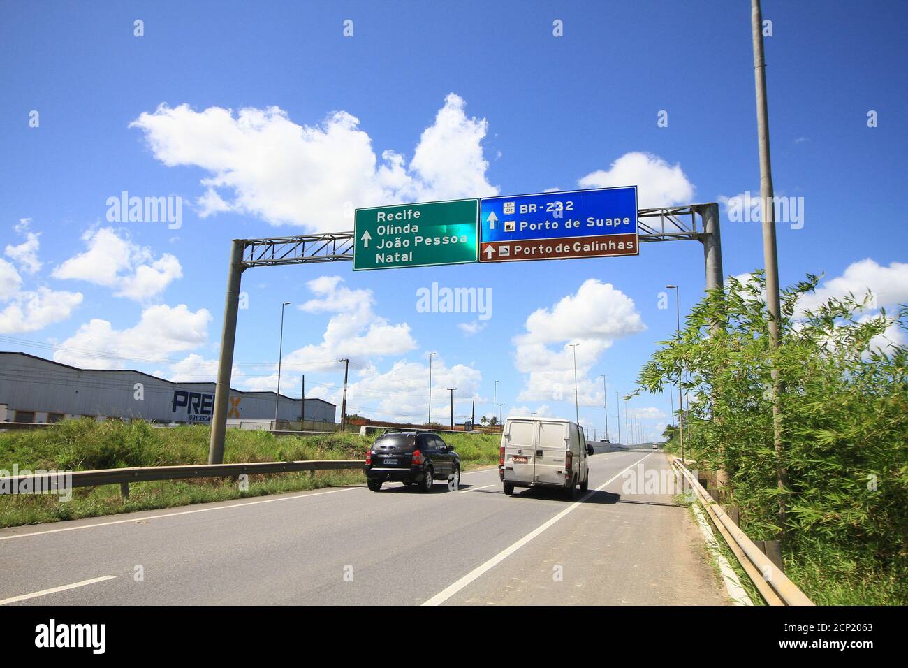 Recife, Brasilien. September 2020. Pernambuco, Nordosten, Brasilien. Straßen und Gemeinden. Auf dem Foto, Autobahn-Informationstafel, BR 232; Suape Port; Porto de Galinhas; Recife; Olinda; João Pessoa; Natal, auf BR 101, (PE). Kredit: Mauro Akiin Nassor/FotoArena/Alamy Live Nachrichten Stockfoto