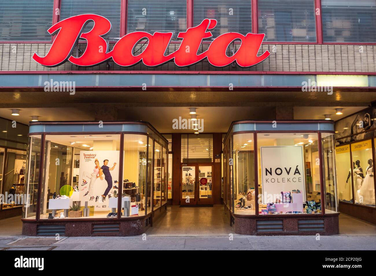 Bata Shop in Brno, Tschechische Republik modernistisches oder funktionalistisches Gebäude mit Schaufenstern und Eingang Stockfoto