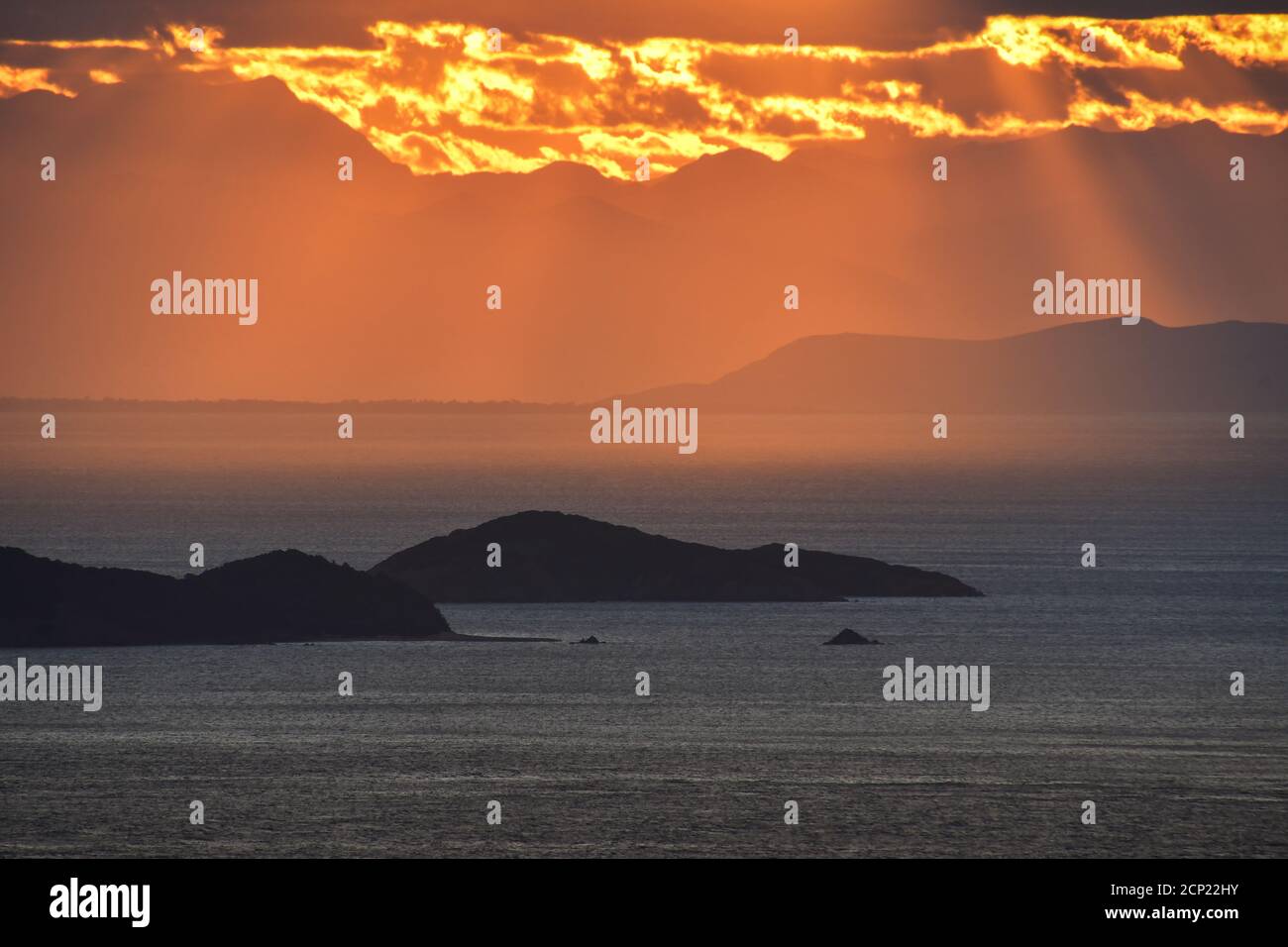 Schöner Sonnenuntergang Himmel über westlichen Skopelos, Sporaden Inseln, Griechenland Stockfoto