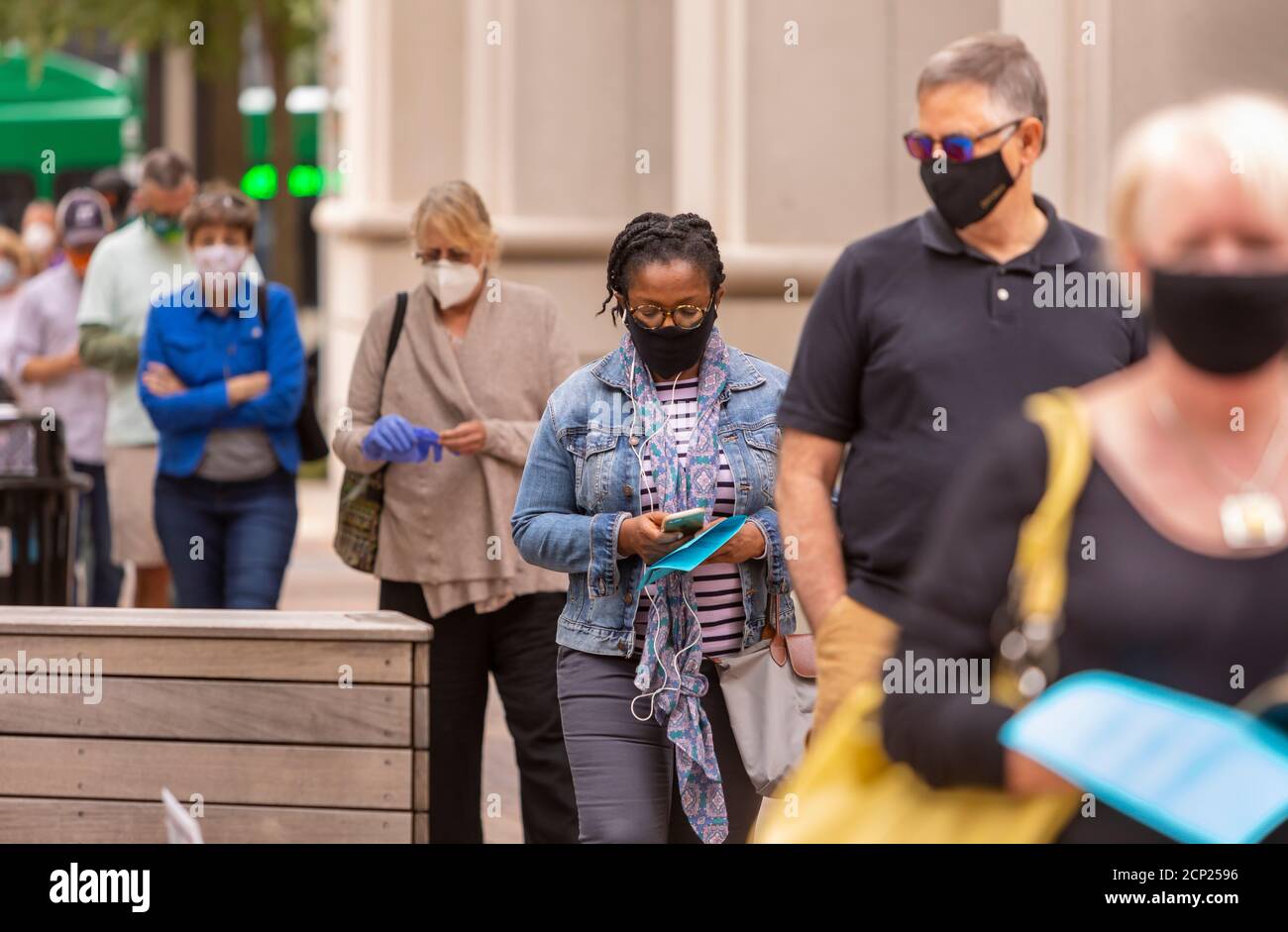 ARLINGTON, VIRGINIA, USA, 18. SEPTEMBER 2020 - die Leute stehen während des ersten Tages der vorzeitigen Wahl, 2020 Präsidentschaftswahl. Stockfoto