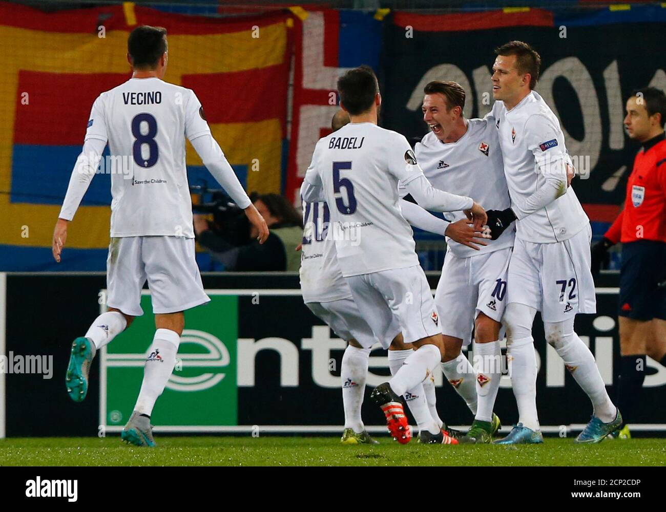 Fussball Fussball Basel V Fiorentina Europa League Gruppenphase Gruppe I St Jakob Park Stadion Basel Schweiz 26 11 15 Fiorentinas Federico Bernardeschi Feiert Sein Tor Mit Seinen Teamkollegen Reuters Arnd Wiegmann Stockfotografie Alamy