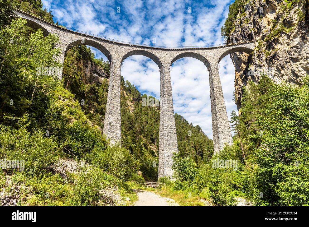 Landwasser Viadukt in Filisur, Schweiz. Es ist Wahrzeichen der Schweizer Alpen. Landschaftlich schöner Blick auf die hohe Eisenbahnbrücke über die Schlucht in den Bergen, alpine Landschaft Stockfoto
