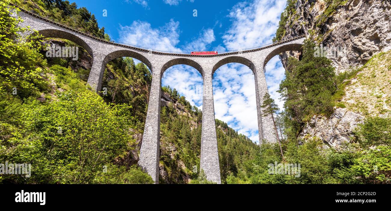 Landschaft mit Landwasserviadukt im Sommer, Filisur, Schweiz. Dieser Ort ist Wahrzeichen der Schweizer Alpen. Panoramablick auf die hohe Eisenbahnbrücke und re Stockfoto