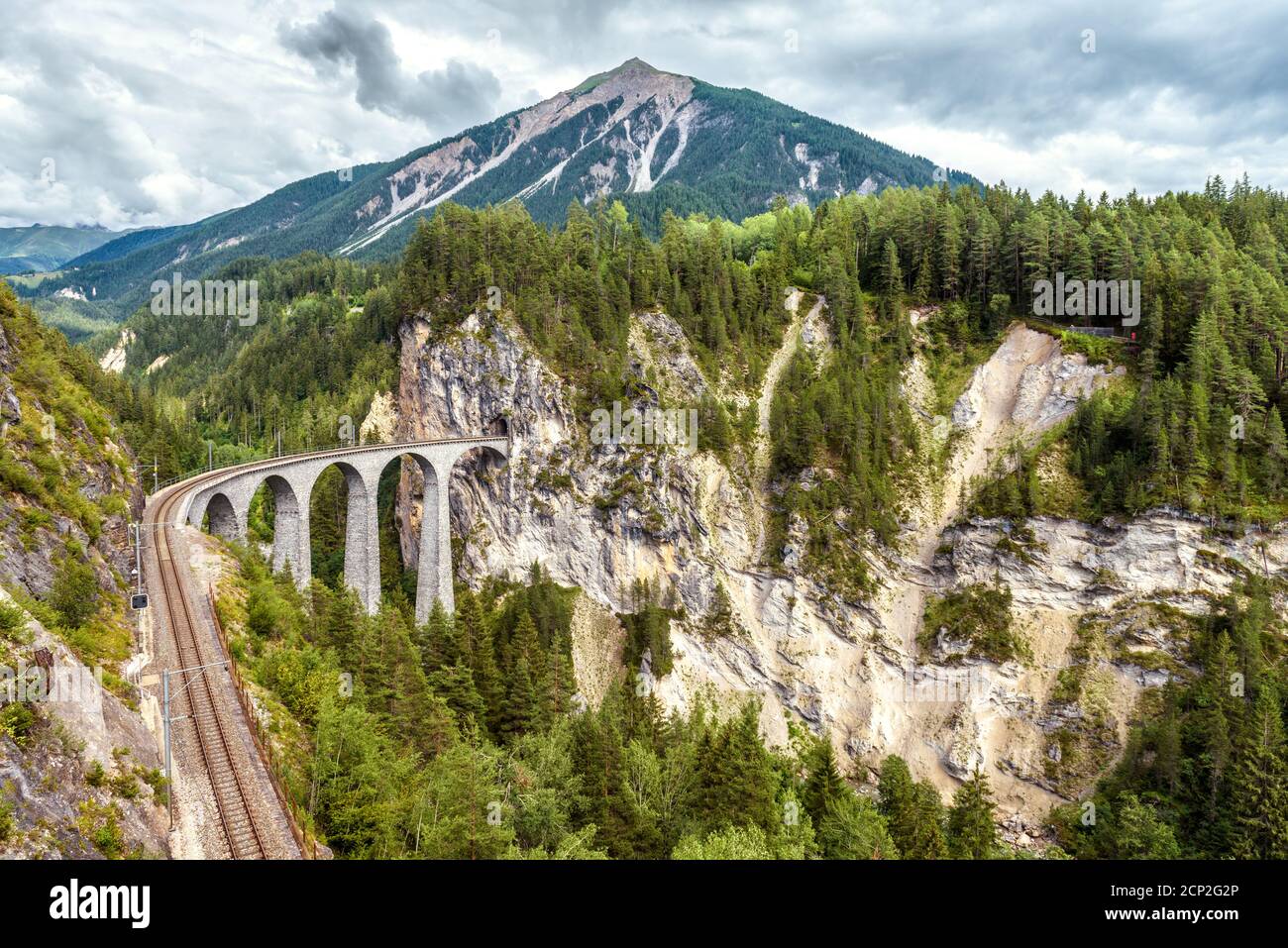 Berglandschaft mit Landwasserviadukt, Filisur, Schweiz. Dieser Ort ist Wahrzeichen der Schweizer Alpen. Landschaftlich schöner Blick auf die hohe Eisenbahnbrücke über die Schlucht Stockfoto