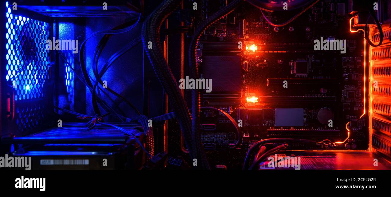 Computer mit Platine und internen LED RGB-Leuchten, Hardware im offenen Hochleistungs-Desktop-PC. Der offene Gaming-Computer für Wallpaper. Kontra Stockfoto