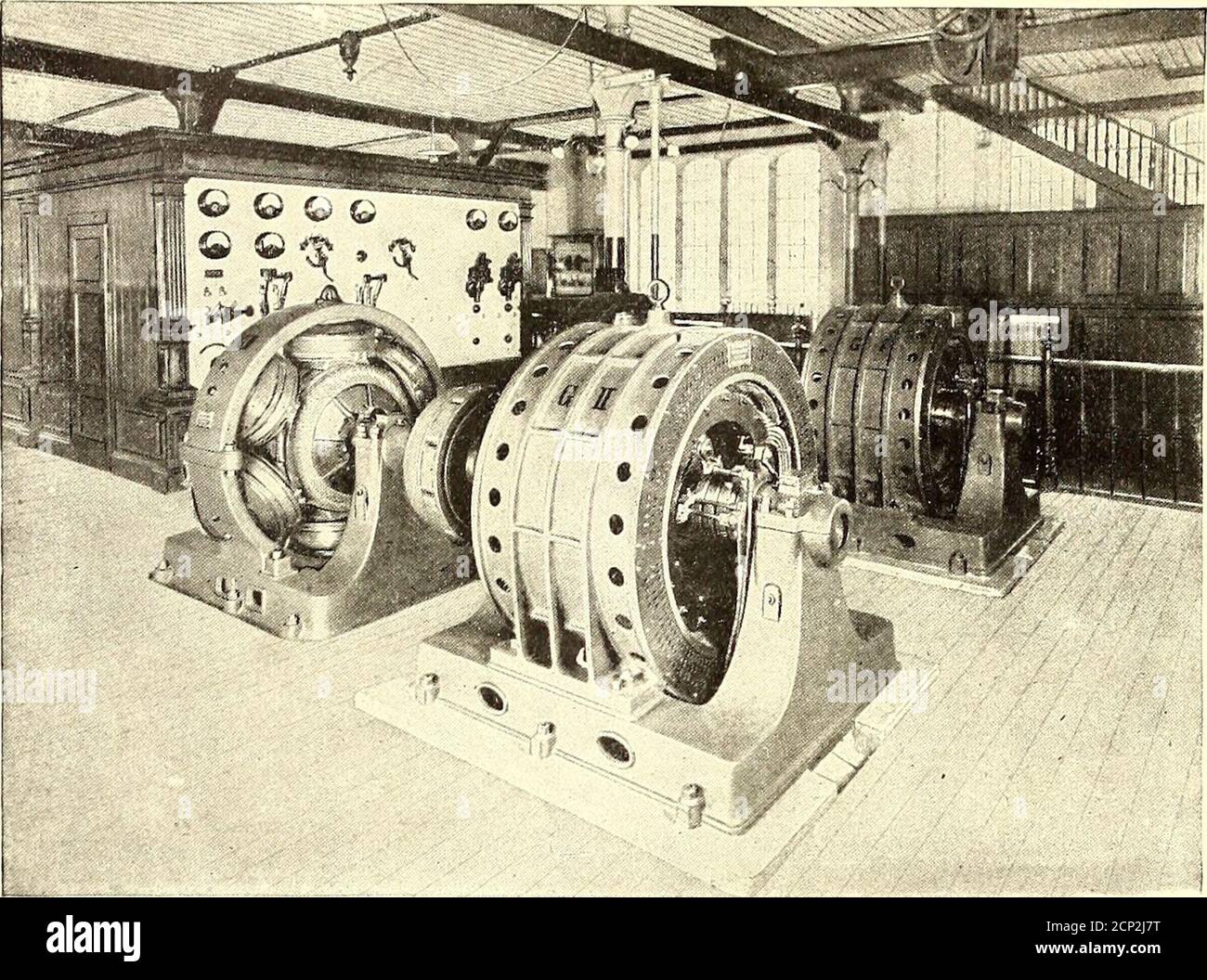 . Die Straßenbahn Zeitschrift . INNENRAUM DES AUTOHAUSES ceed 50 Volt. Die Stromübertragung erfolgt durch vergrabene Kabel aus Draht, der mit den Laufschienen verbunden ist. Alle Trolley-Pole sind die beiden Motor-Generator-Sets im unteren Kraftwerk. Aus Stahlrohr gebaut. Der Stromdraht besteht aus hartgezogenem Kupfer Nr. 0 (8 mm ROLLMATERIAL dick), unterstützt von Stahldraht Nr. 3 (6 mm), 2T ft. Das rollende Material besteht aus neun Einzel-LKW-Autos, / 258 STRASSE EISENBAHN JOURNAL. [Vol. XXIII. Nr. 7. Ein Schleifauto und ein Reparaturauto. Der mechanische Teil der Autos wurde von der S gebaut Stockfoto