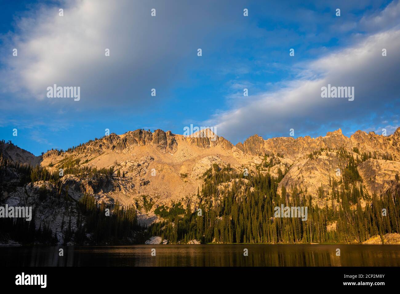 Morgenlicht auf dem Grat über Alpine Lake, während Wolken vorbei Rollen, Sawtooth Wilderness, Idaho, USA. Stockfoto