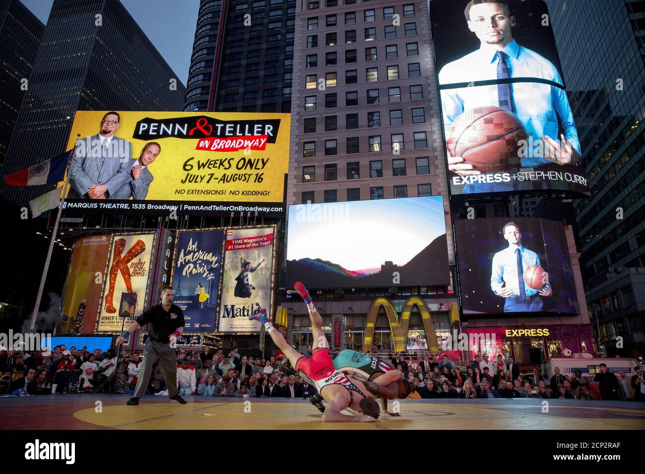 Der amerikanische Wrestler David Taylor konkurriert mit Livan Lopez Azcuy aus Kuba während ihres "Salsa in the Square" Wrestling Matches am New Yorker Times Square, 21. Mai 2015. Die Vereinigten Staaten haben Kuba in einer Ausstellung auf dem Times Square in New York City erkrankt. REUTERS/Brendan McDermid Stockfoto