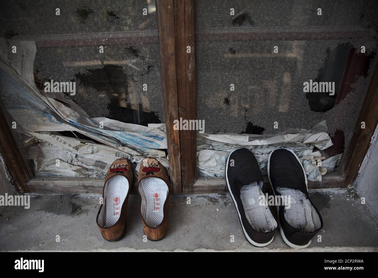 Zwei Paar Schuhe Stockfotos und -bilder Kaufen - Alamy