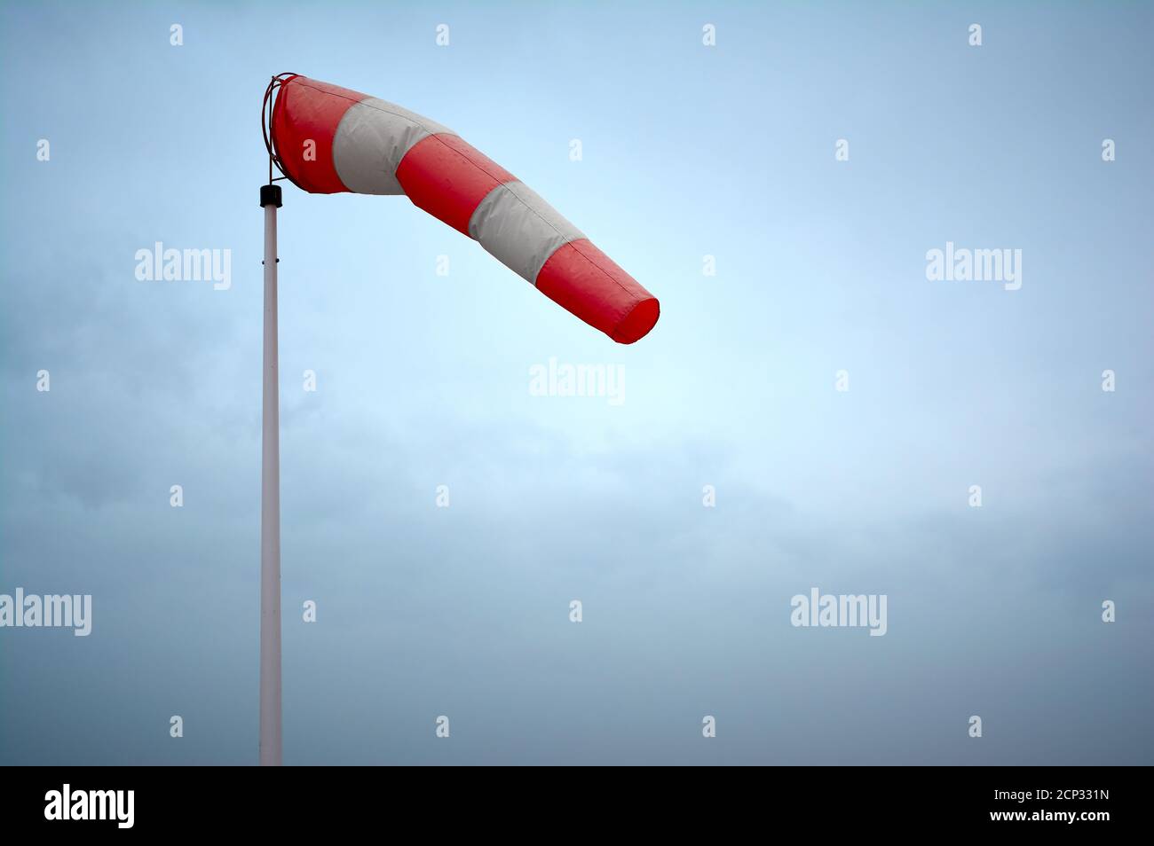Detail einer rot-weißen Windmuffe eingewellt Die Luft Stockfoto