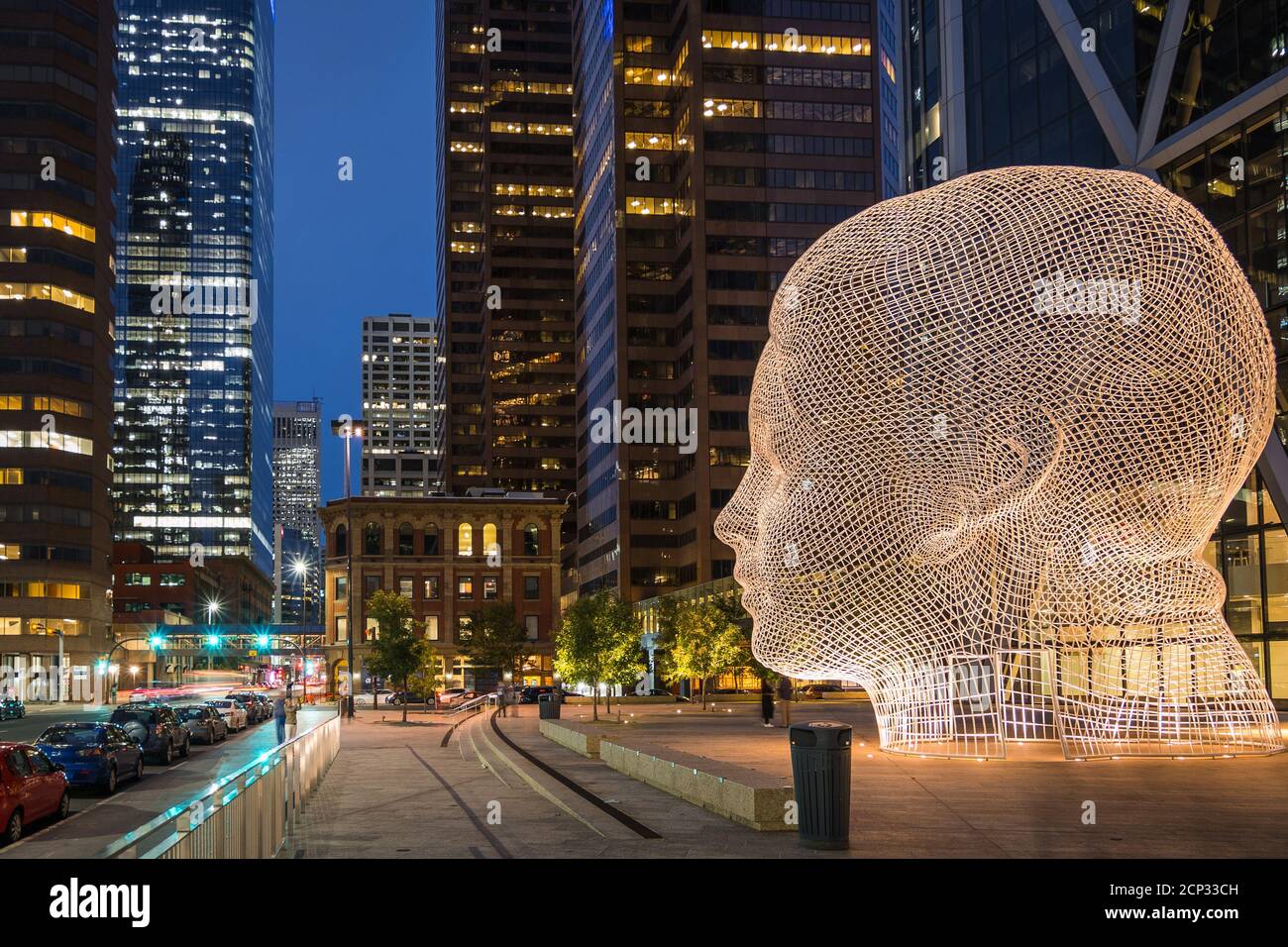 Beliebte Wahrzeichen Wunderland Skulptur von berühmten spanischen Künstler und Bildhauer Jaume Plensa in der Abenddämmerung in der Innenstadt von Calgary, Alberta, Kanada. Stockfoto