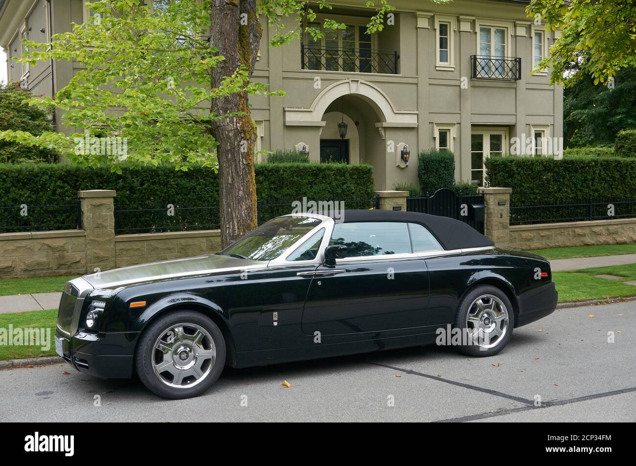 Black Rolls Royce Cabrio vor einem Luxushaus in der gehobenen Nachbarschaft von Shaugnessy, Vancouver, British Columbia, Kanada geparkt Stockfoto