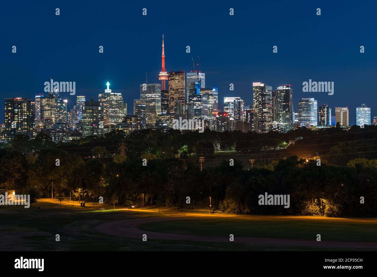 Skyline von Toronto und Riverdale Park bei Nacht in Toronto, Ontario, Kanada. Stockfoto