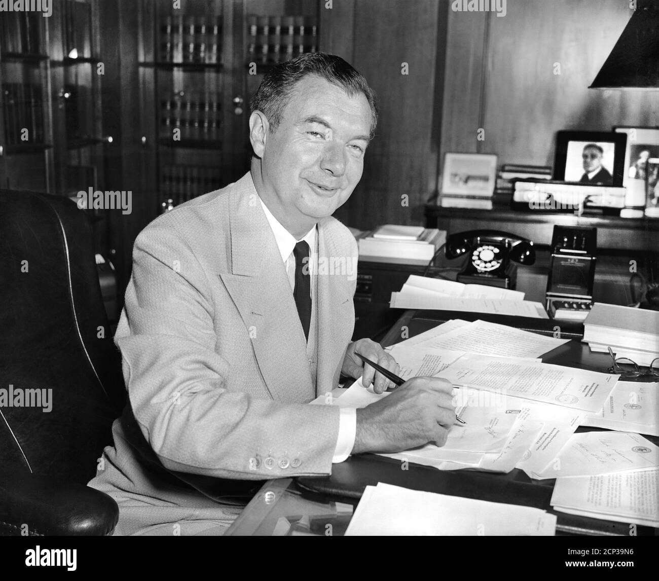 US-Generalstaatsanwalt Robert H. Jackson, Portrait Sitting at Desk, Washington, D.C., USA, Harris & Ewing, zwischen 1938 und 1941 Stockfoto