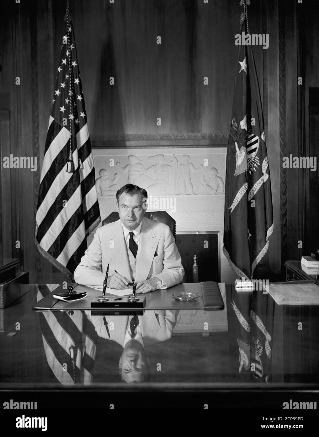 US-Justizminister Robert H. Jackson, Portrait Sitting at Desk, Washington, D.C., USA, Harris & Ewing, Juli 1940 Stockfoto