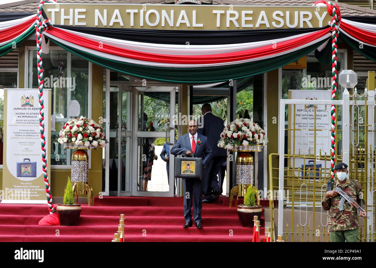 Kenias Finanzminister Ukur Yatani hält am 11. Juni 2020 in Nairobi, Kenia, eine Aktentasche mit dem Staatshaushalt für das Haushaltsjahr 2020/21. REUTERS/Baz Ratner NEU ANFÜHREN - KORREKTUR DES GESCHÄFTSZEITRAUMS Stockfoto
