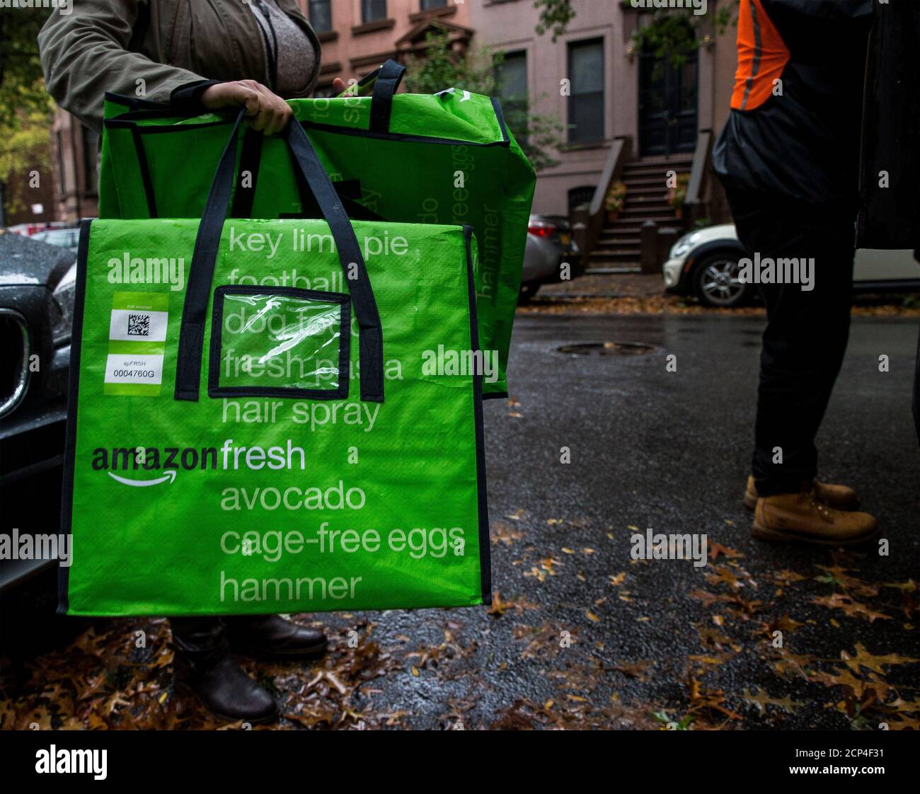 Eine Frau hält eine Amazon frische Lieferung Tasche in Brooklyn, New York,  23. Oktober 2014. Amazon.com Inc wird voraussichtlich einen dritte Quartal  einen Verlust von 74 Cent pro Aktie zu melden und