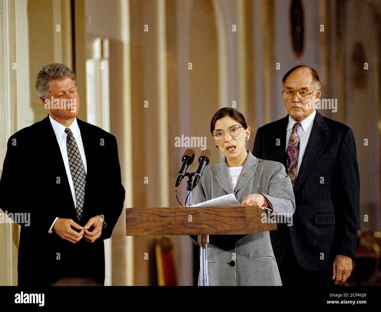 ***DATEI FOTO*** Ruth Bader Ginsburg ist am 87 gestorben. Washington DC. USA, 10. August 1993 Präsident William Jefferson Clinton hört der frisch vereidigten Richterin Ruth Bader Ginsburg zu, als sie im East Room Mitglieder des Pressecorps des Weißen Hauses anspricht. Hinter ihr steht der Oberrichter der Vereinigten Staaten William Rehnquist, der gerade den Amtseid an Richter Ginsburg geleistet hatte. Kredit: Mark Reinstein/MediaPunch Gutschrift: MediaPunch Inc/Alamy Live Nachrichten Stockfoto