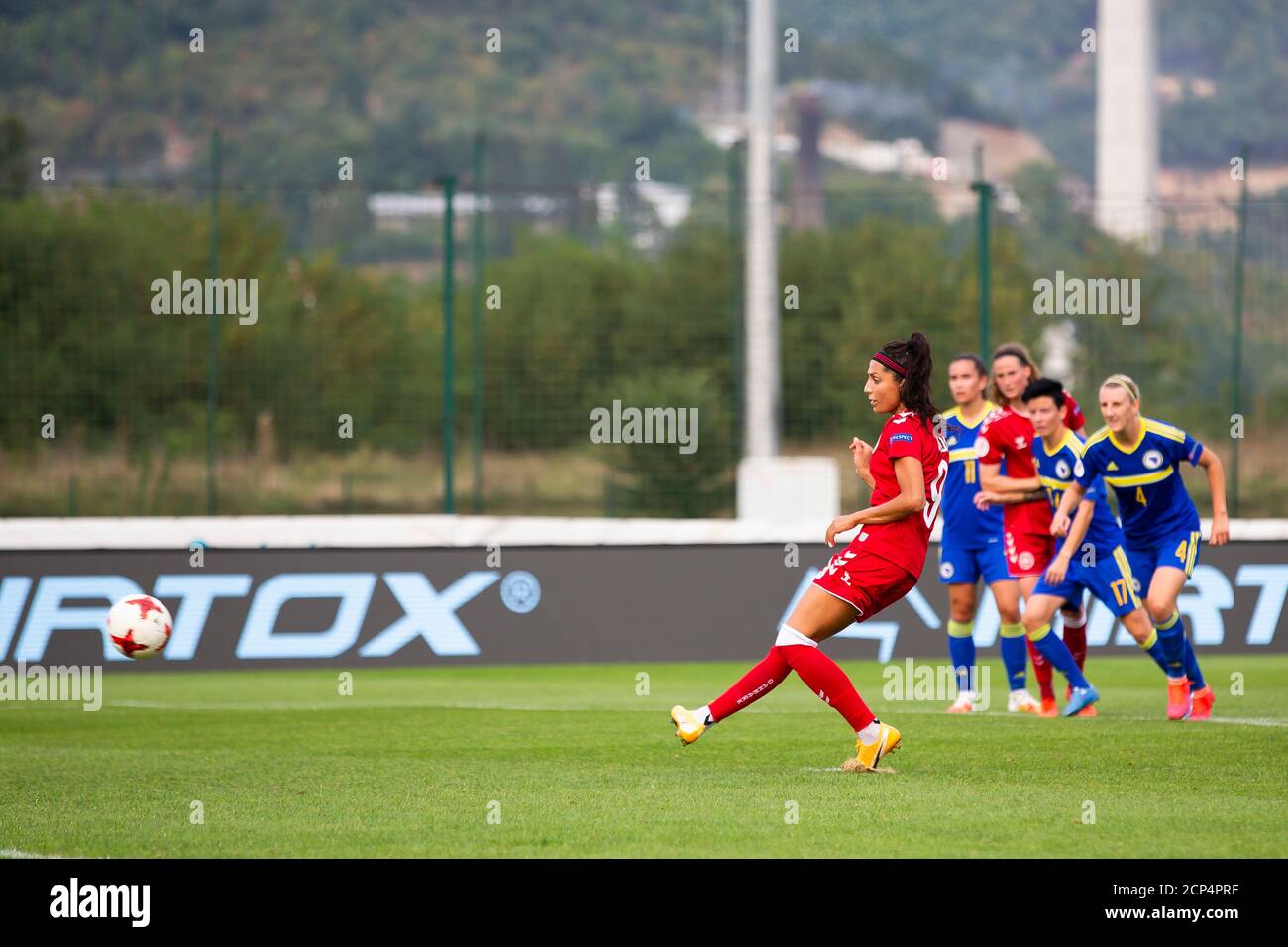 ZENICA, BOSNIEN UND HERZEGOWINA - 17. SEPTEMBER: Nadim aus Dänemark schießt und punktet während des UEFA Women's Euro Qualifying matches zwischen Bosnien und Herzegowina und Dänemark im FF BH Football Training Center am 17. September 2020 in Belgrad, Serbien. (Foto von Nikola Krstic/MB Media/Getty Images) Stockfoto