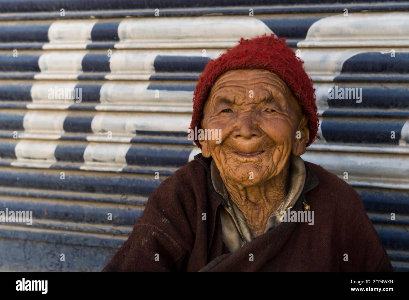 Choglamsar, Heimat für tibetische Flüchtlinge, Porträt einer alten Tibeterin Stockfoto