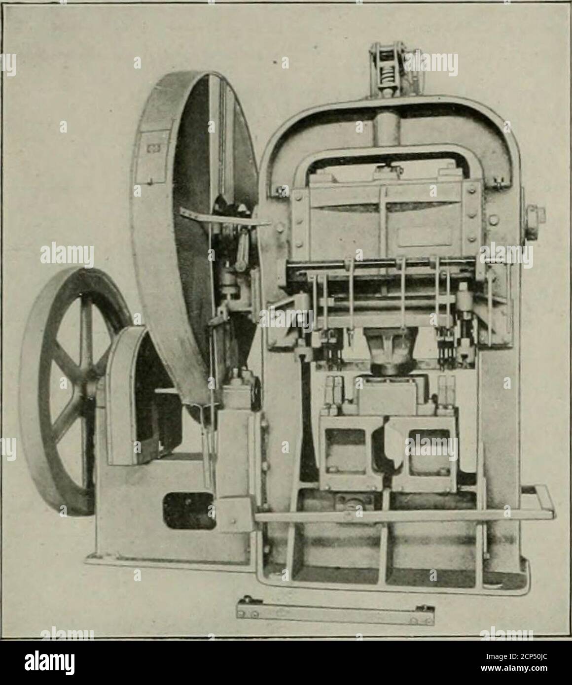 . Eisenbahnmechaniker . Abb. 2 – Stanzen, die mit Werkzeugen für mehrfaches Stanzen von Plates ausgestattet sind, werden auf die Stanzblöcke in der gleichen Weise montiert, wie die Matrizenhalter an Ort und Stelle gehalten werden, das heißt, mittels T-Kopfbolzen. Z-Stangen werden auch paarweise mit einer speziellen Einstellung behandelt, entweder für Bahn- oder Flanschstanzen. Für diese Arbeit sind hoch- und Tiefdüsenhalter sowie lange und kurze Stanzspindeln erforderlich. Da der Abstand zwischen den Gehäusen ca. 39 Zoll beträgt, können Platten oder Schweller bis zu 36 Zoll Breite gestanzt werden. Das Design dieses Werkzeugs ist so, dass es problemlos mit den Werkzeugen ausgestattet werden kann Stockfoto