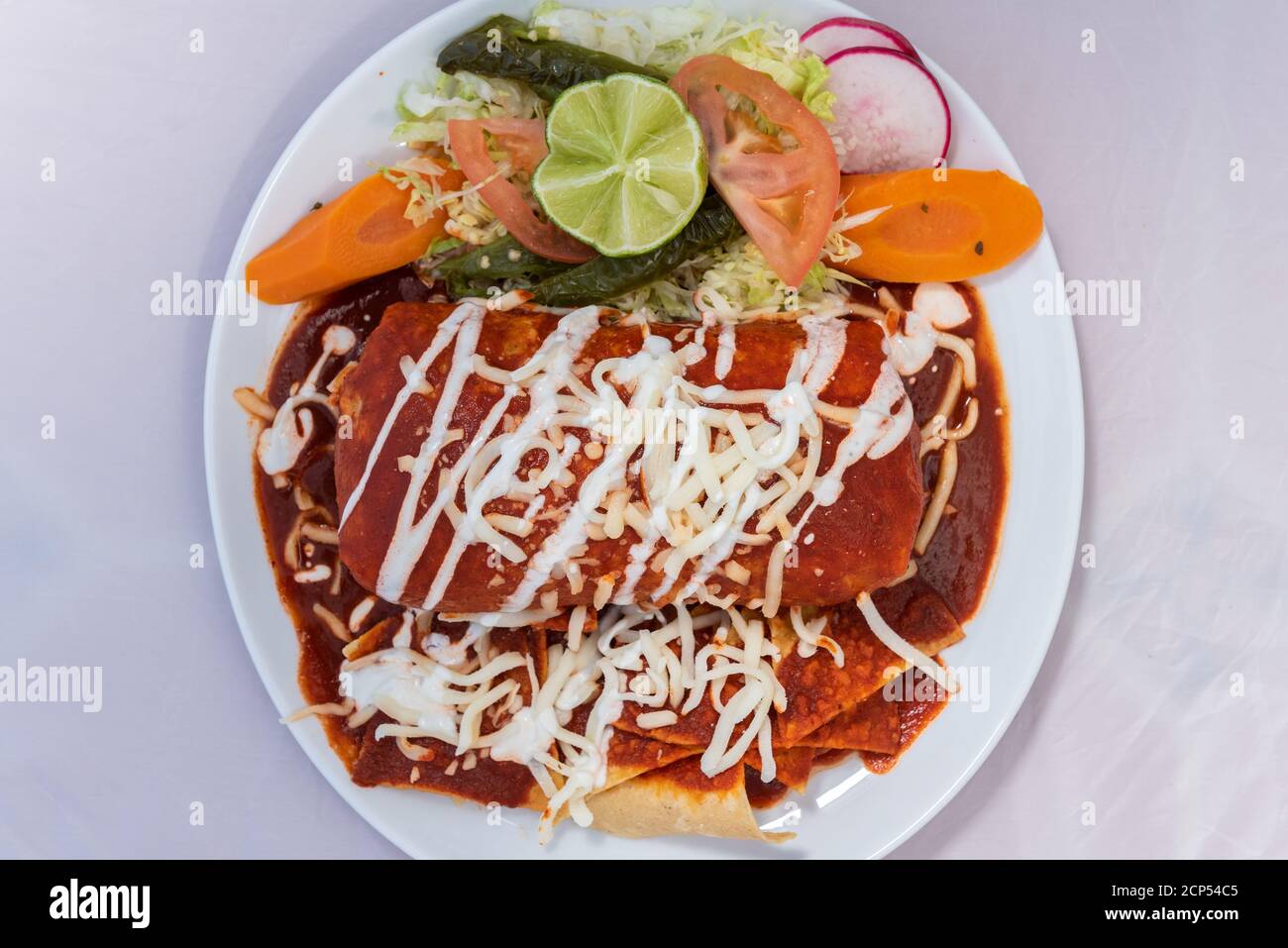 Blick von oben auf den nassen Ranchero Burrito mit Reis und Bohnen auf einer heißen Platte serviert für einige leckere mexikanische Speisen. Stockfoto