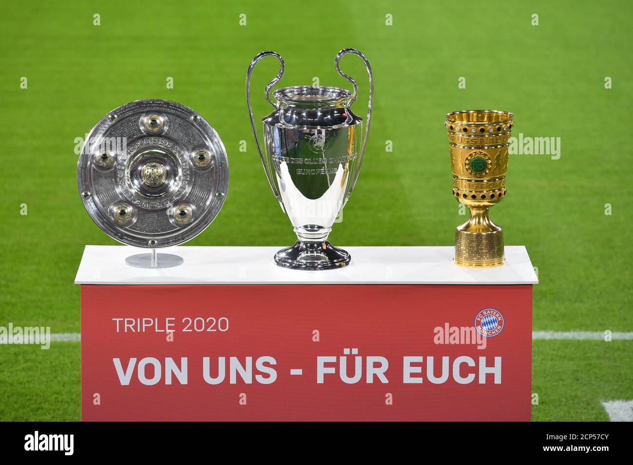 Präsentiert werden der Dreifachcup, Meisterschaftspokal, Champions League  Cup und DFB Cup. Trophäe, Pokal, Trophäe. Fußball 1. Bundesliga-Saison 2020/2021,  1 Spieltag, Spieltage01, FC Bayern München (M) - FCSchalke 04 (GE) 8-0, am  18.