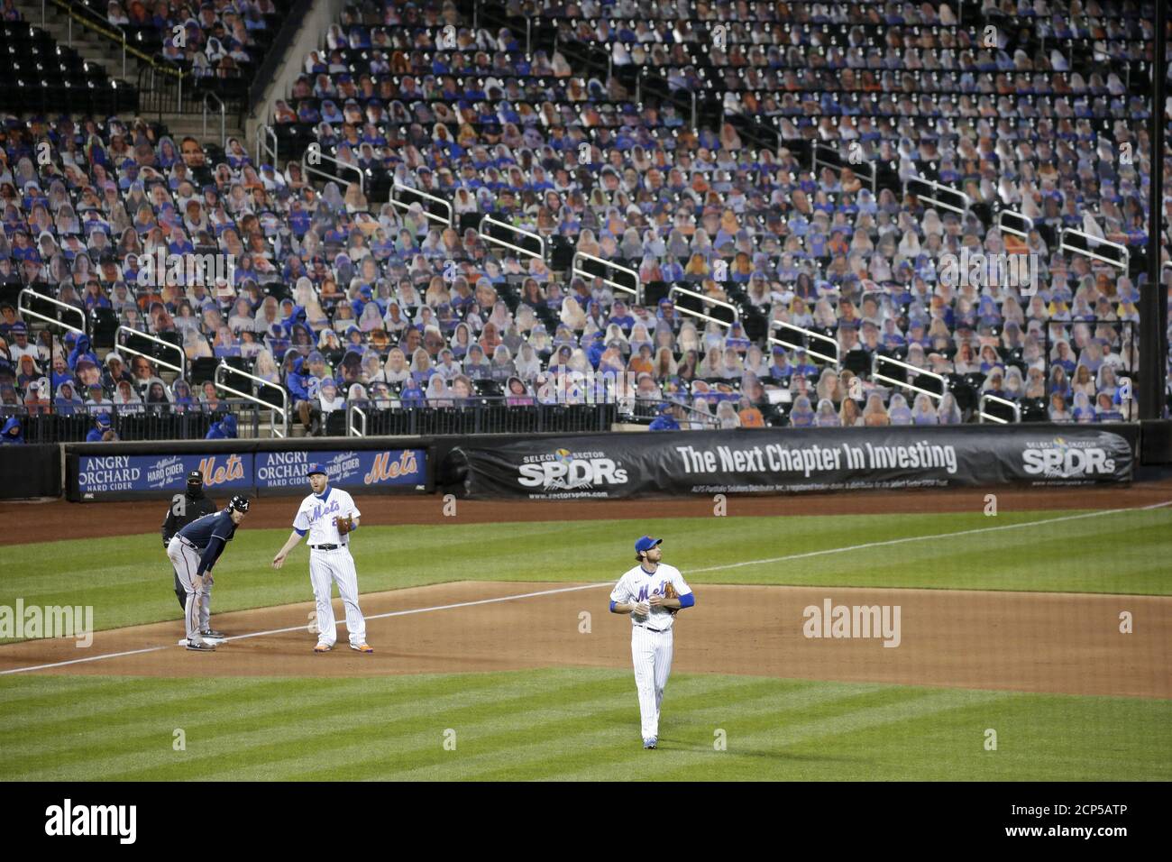 Queens, Usa. September 2020. New York Mets Startpitcher Steven Matz geht zurück auf den Hügel, nachdem Atlanta Braves Marcell Ozuna am Freitag, 18. September 2020 in New York City im ersten Inning im Citi Field eine RBI-Single trifft. Foto von John Angelillo/UPI Kredit: UPI/Alamy Live Nachrichten Stockfoto