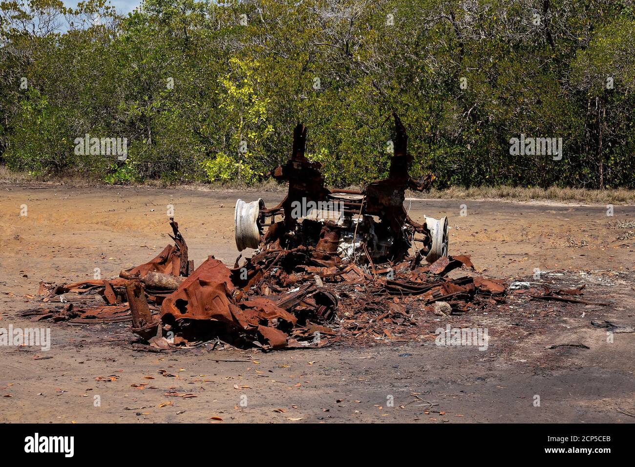 Die verrosteten Reste des Chassis eines ausgebrannten Auto verlassen verlassen und zerfallen in Buschland Stockfoto