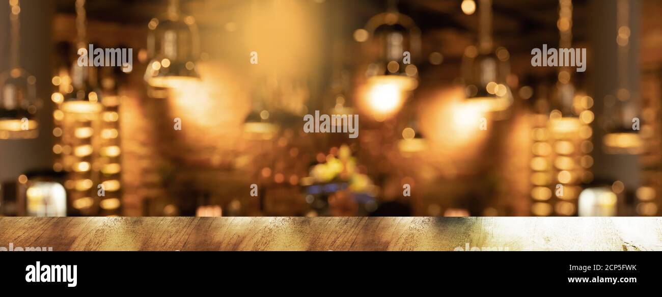 Luxuriöse goldene Lampe mit Blur Bar oder Pub Party Nacht orange Licht Stadt Innenbanner Hintergrund Stockfoto