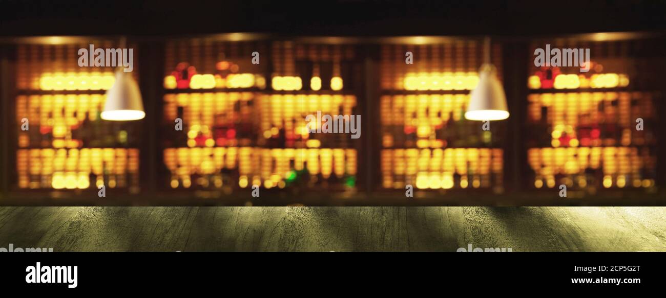 Oben auf dem schwarzen Tisch mit verwacklungsunscharfer weißer Lampe In der Bar oder Pub Party bei dunkler Nacht orange Licht Hinterer Banner-Hintergrund Stockfoto