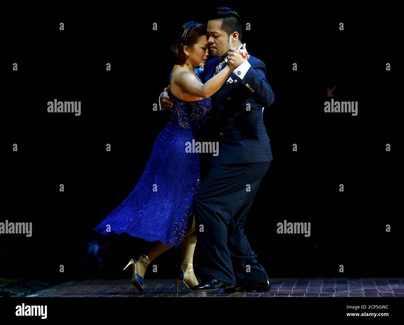 Gennysam Delos Reyes Alcantara (R) und Lily Tan aus Singapur tanzen während  der Salon Style Finalrunde bei der Tango-Weltmeisterschaft in Buenos Aires,  Argentinien, 26. August 2015. REUTERS/Marcos Brindicci Stockfotografie -  Alamy