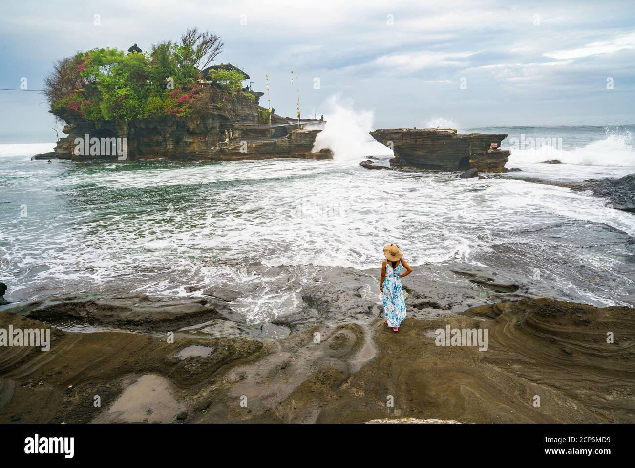 Ganz allein in Tanah Lot, Bali, Indonesien - 16. SEPTEMBER 2020: Einer der meistbesuchten Orte Balis völlig leer auf der Insel heiligsten Tag Shows Stockfoto