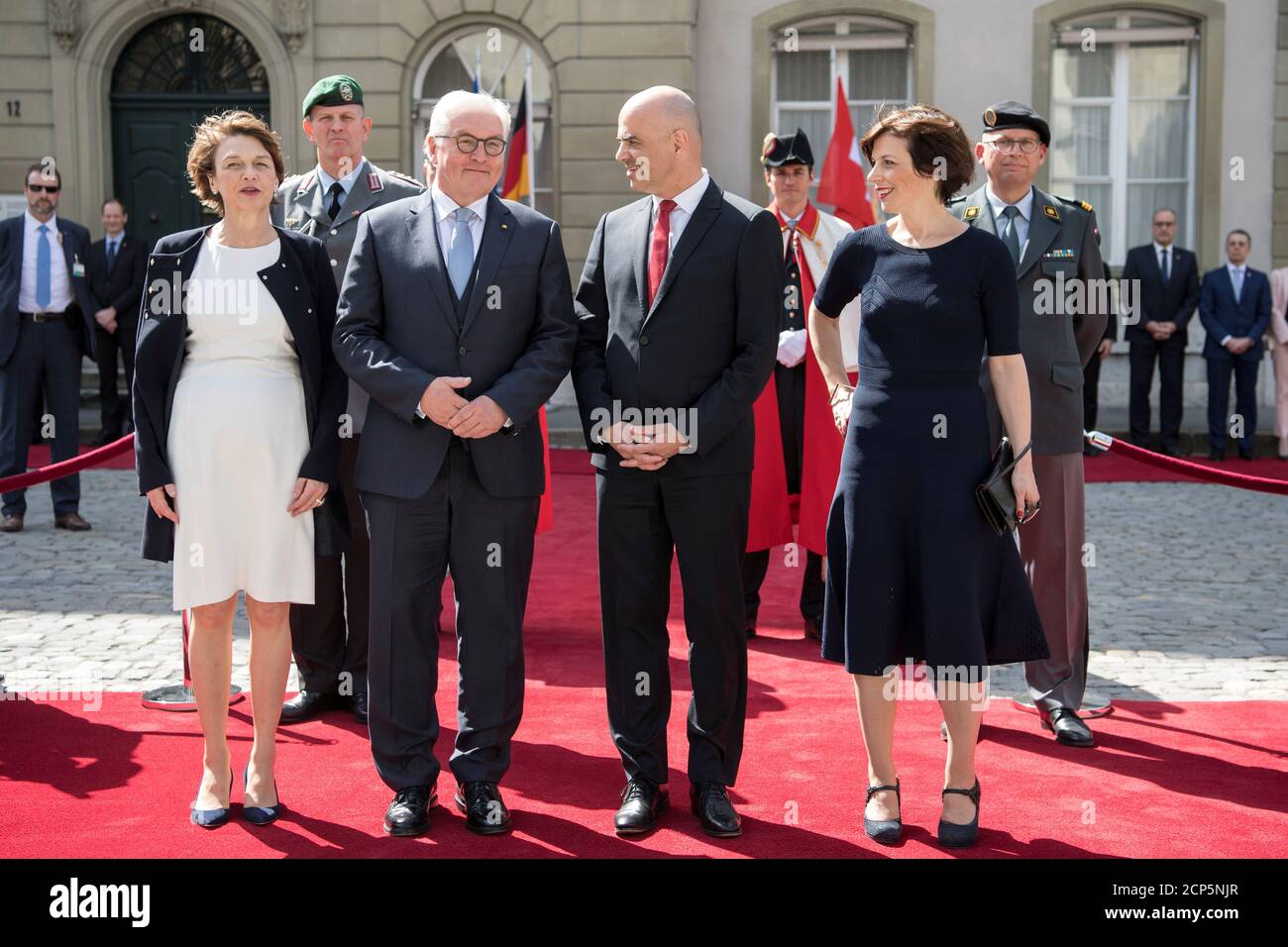 Bundesprasident Alain Berset 2 Von Rechts Und Seine Frau Muriel Zeender Berset Rechts Begrussen Den Bundesprasidenten Frank Walter Steinmeier 2 Von Links Und Seine Frau Elke Buedenbender Wahrend Seines Zweitagigen Staatsbesuches In Der Schweiz