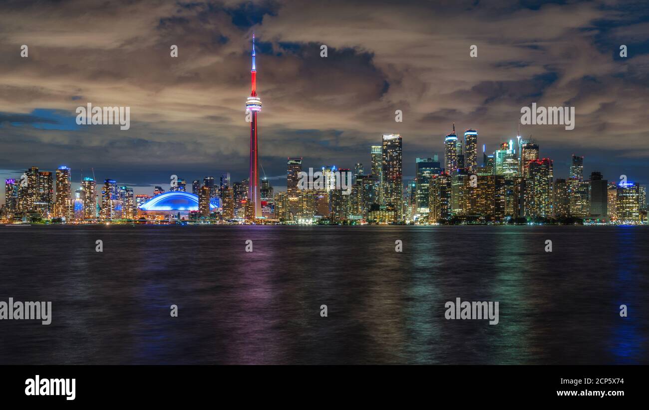 Nachtansicht der Skyline von Toronto und Lake Ontario, Toronto, Ontario, Kanada. Stockfoto