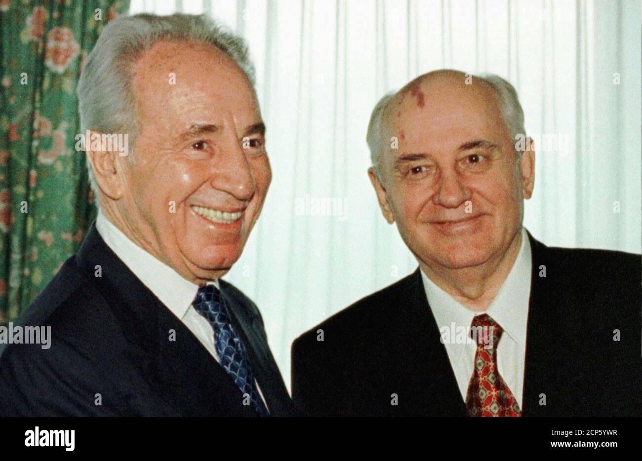Der ehemalige israelische Premierminister Shimon Peres (L) und der ehemalige sowjetische Führer Michail Gorbatschow lächeln, während sie für Fotografen bei einem Treffen des Grünen Kreuzes in Genf am 5. Juni posieren. Das Grüne Kreuz ist eine in Genf ansässige Umweltorganisation, die nach dem Erdgipfel in Rio de Janeiro gegründet wurde, wobei Gorbatschow Präsident und Peres Mitglied des Vorstands ist. GRÜNES KREUZ Stockfoto