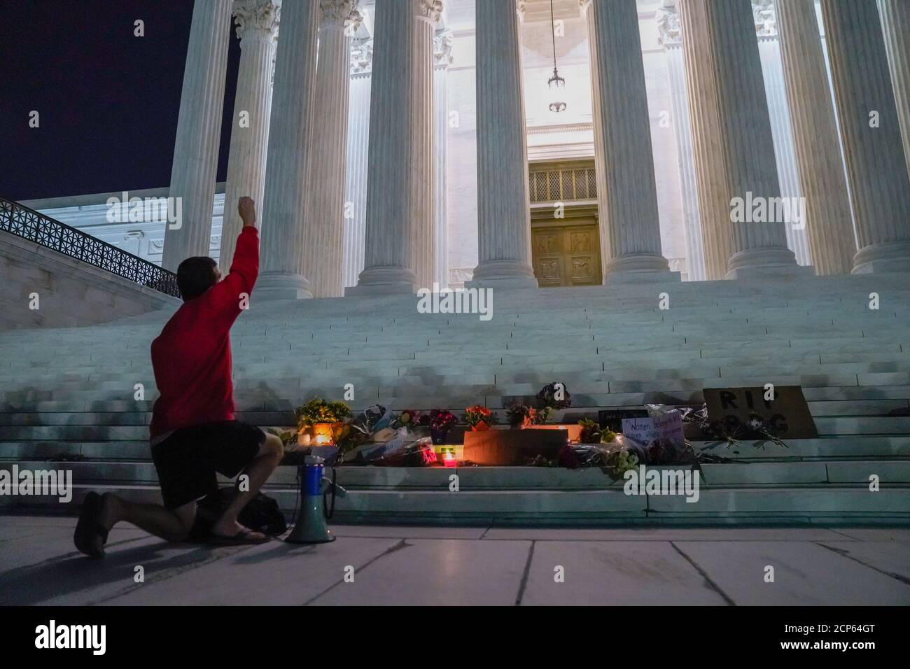 Washington, Usa. September 2020. Die Menschen zollen der Richter des Obersten Gerichtshofs Ruth Bader Ginsburg am Freitag, den 18. September 2020, auf den Stufen des Obersten Gerichtshofs der Vereinigten Staaten in Washington, DC, Respekt. Ginsburg starb heute um 87 Uhr. Foto von Ken Cedeno/UPI Kredit: UPI/Alamy Live Nachrichten Stockfoto