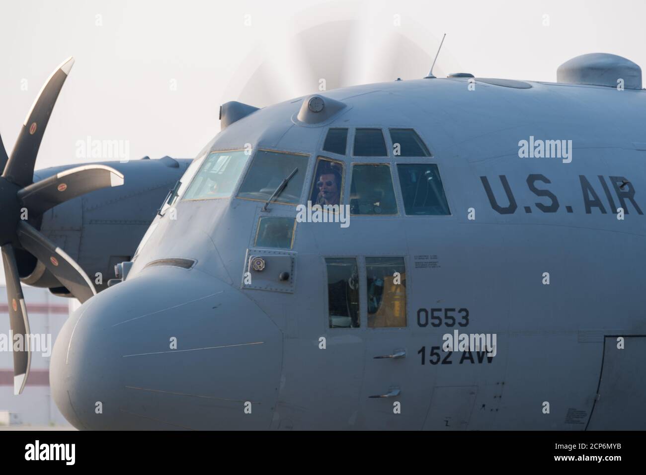 U.S. Air Force Maj. Dave McNally, 192nd Airlift Squadron Aircraft Commander, Reno, Nev., führt Preflight-Checks durch, nachdem er Startaufträge in einer C-130H Hercules erhalten hat, die mit einem USDA Forest Service Modular Airborne Fire Fighting System (MAFFS) am Sacramento McClellan Airport, Kalifornien, 14. September 2020 ausgestattet ist. Die Luftwaffe Reserve und Air National Guard MAFFS Flugzeuge bieten Überspannungsfähigkeit, um bestehende kommerzielle feuerhemmende Lufttropfentanker Unterstützung während Wildland Brandbekämpfung Operationen zu ergänzen. (USA Air Force Photo von Tech. Sgt. Kyle Brasier) Stockfoto