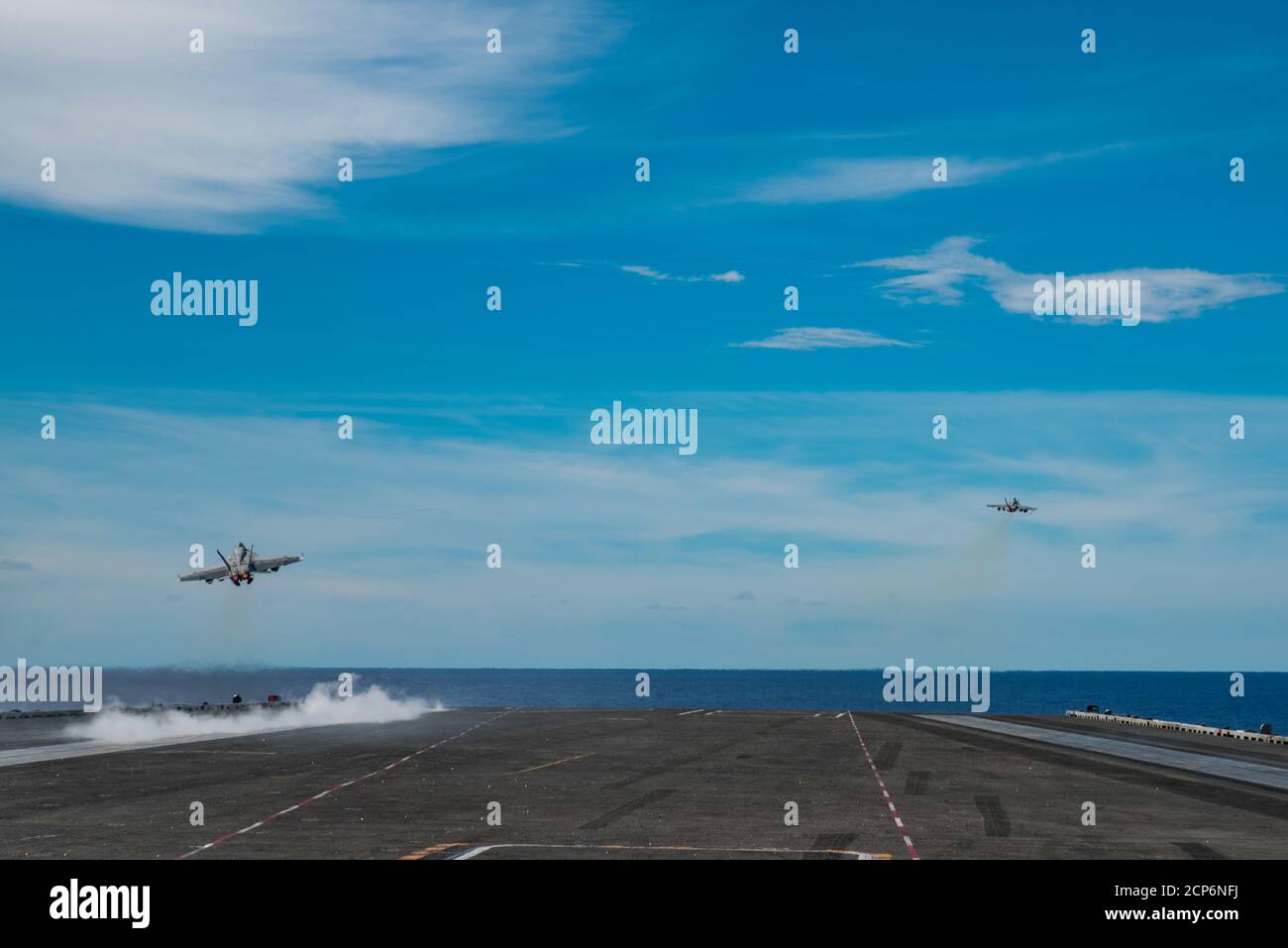 200917-N-ML137-1065 PHILIPPINISCHES MEER (SEPT 17, 2020) zwei F/A-18E Super Hornets, die an Carrier Airwing (CVW) 5 befestigt sind, starten vom Flugdeck des einzigen nach vorne gerichteten Flugzeugträgers der Marine USS Ronald Reagan (CVN 76) zur Unterstützung von Valiant Shield 2020. Valiant Shield ist ein US-amerikanisches, zweijähriges Field Training Exercise (FTX) mit dem Schwerpunkt auf der Integration von gemeinsamen Schulungen in einer Blue-Water-Umgebung unter US-Streitkräften. Diese Schulung ermöglicht die praktische Erlangerkennung gemeinsamer Kräfte durch das Aufspüren, Auffinden, Aufspüren, Aufspüren und Einbinden von Einheiten auf See, in der Luft, an Land und im Cyberspace in RE Stockfoto