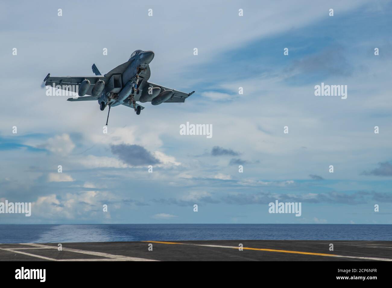 200917-N-ML137-1117 PHILIPPINISCHES MEER (SEPT 17, 2020) eine F/A-18F Super Hornet, die an den Diamondbacks von Strike Fighter Squadron (VFA) 102 befestigt ist, nähert sich dem Flugdeck des einzigen nach vorne ausgereisten Flugzeugträgers der Marine USS Ronald Reagan (CVN 76) zur Unterstützung von Valiant Shield 2020. Valiant Shield ist ein US-amerikanisches, zweijähriges Field Training Exercise (FTX) mit dem Schwerpunkt auf der Integration von gemeinsamen Schulungen in einer Blue-Water-Umgebung unter US-Streitkräften. Diese Schulung ermöglicht die praktische Erzielung gemeinsamer Kräfte durch das Erkennen, Auffinden, Nachverfolgen und Einbinden von Einheiten auf See, in der Luft, auf l Stockfoto